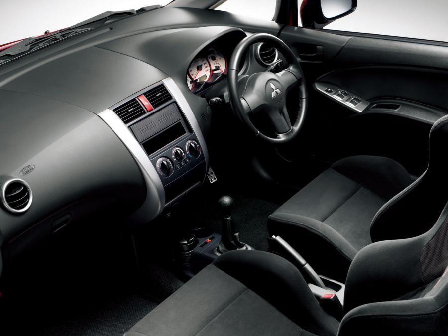  Mitsubishi Colt Ralliart Version-R 2006 года  (фото 8 из 19)
